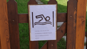 Cartello giardino casa vacanza il pastore tedesco zona piscina idromassaggio