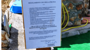 Cartello REGOLAMENTO USO PISCINA casa vacanza il pastore tedesco zona piscina idromassaggio